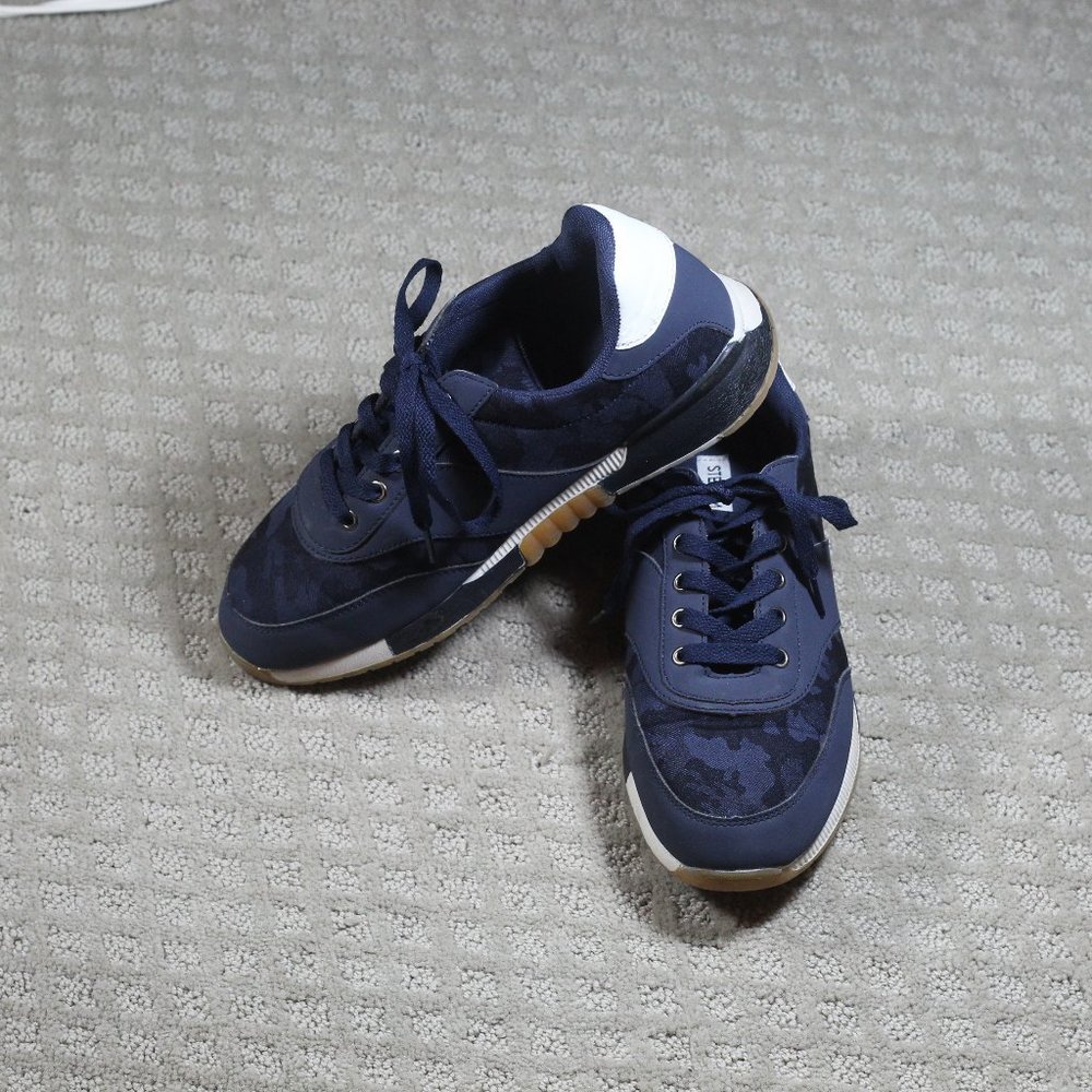 Steve Madden Size 7 Navy Blue Tone on Tone Camo Sneakers